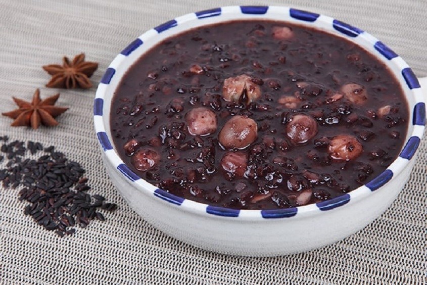 Nấu cháo đậu đen gạo nếp cho bé ăn dặm lạ miệng